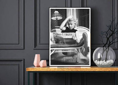 Marilyn Monroe – Daily Newspaper-bw-portrait, print-BLUE SHAKER