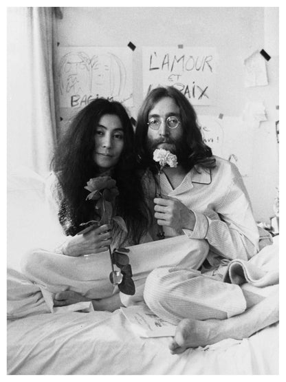 John Lennon & Yoko - in bed-bw-portrait, print-Print-30 x 40 cm-BLUE SHAKER