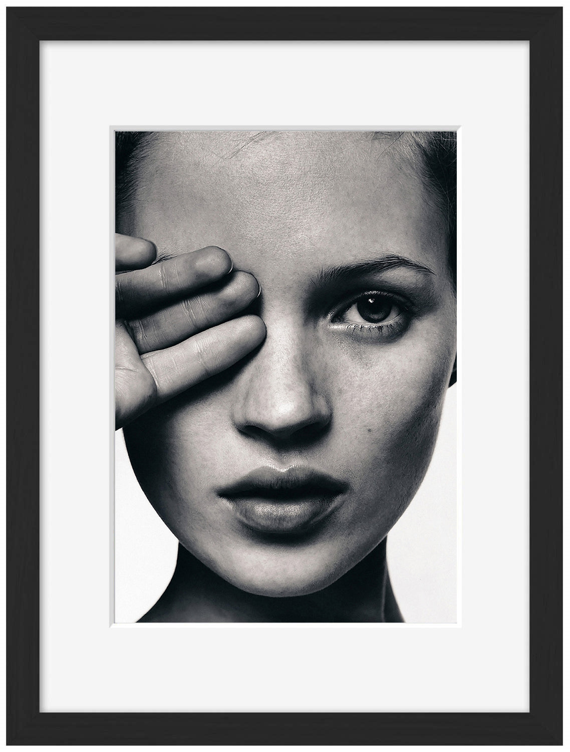Kate Moss Blind eye-bw-portrait, print-Framed Print-30 x 40 cm-BLUE SHAKER